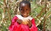 Winnie Banda holds sweet potatoes, Malawi. Photo: Jennifer Nolan / Concern Worldwide.