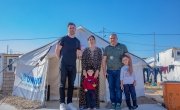 Michael Darragh Macauley visiting father Hassan and Mother Amal with their 2 sons, Amez (7) and Hevi (3) in a refugee camp in northwest Iraq. Photo: Gavin Douglas/Concern Worldwide.