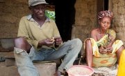 Abdulai Kargbo working with his wife Jane Turay. Photo: Concern Worldwide. 