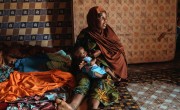 Aminata Abdoulaye (20) and her son Hassane (9 months). They live in the Lacouroussou District. Aminata is married to Agali, a motorcycle taxi driver. They have three children. Photo: Ollivier Girard / Concern Worldwide