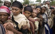 Drought-affected Ethiopians wait to be admitted to a distribution at a supplementary feeding centre run by Concern Worldwide, 2008. (Photo: Mike Goldwater/Concern Worldwide)
