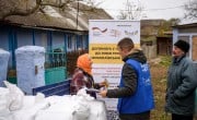 Ukrainian national partner ‘Angels of Salvation’ go door to door in Mykolaiv Oblast distributing winter fuel to vulnerable households. Photo: Dmytro Sazonov/Concern Worldwide
