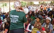 Akila Safari, Accountability Support Officer, instructs and advises programmes participants on the distribution process at the Kirotshe distribution site in Democratic Republic of Congo. 