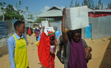 Beneficiaries carrying Kitchen Set donated by Irish Aid to Somalis affected by drought and displacement. Photo: Mohamed Abdiwahab/ Concern Worldwide.