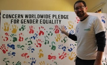 Chris Connelly making his Gender Equality pledge. Photo: Mervis Nyirenda / Concern Worldwide.