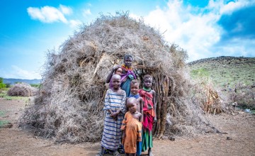 Atiir Kataboi with five of her seven children, Amoni, Ekalale, Arot, Imzee and Ebei, outside their home in Turkana, northern Kenya. Photo: Gavin Douglas / Concern Worldwide.