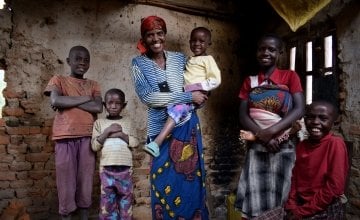 Violette Bukeyeneza and her children Alain (11), Idrissa (7), Rachid (5), Amida (13), and Seraphine (10) in their dilapidated house. Photo: Darren Vaughan/Concern Worldwide.