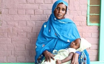 Hamida attends a nutrition training in West Kordofan with her son Alaa.