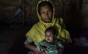 Married mum of six Reshma* (30) with adopted niece Tahira* (9 months) Rohingya Refugee Crisis, Bazar Camp, Bangladesh Photo: Abir Abdullah / Concern Worldwide