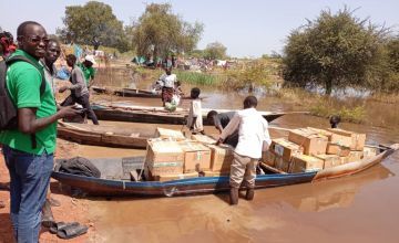 Concern's team in South Sudan loading medical supplies on canoes to reach areas cut off by the worst flooding in Unity State in almost 60 years.