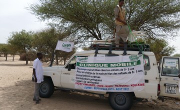 The Concern Health team arrive at Malmarie, a rural community in Lake Chad region. They set up the Mobile Health Clinic including a consultation room, to allow for privacy for visitors. The mobile unit offers services such as general consultations, a pharmacy and a malnutrition stand. Photo: Laurent De Ruyt / Concern Worldwide.