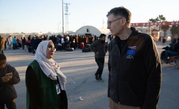 Concern CEO speaking with Concern staff member at Turkish Syrian border