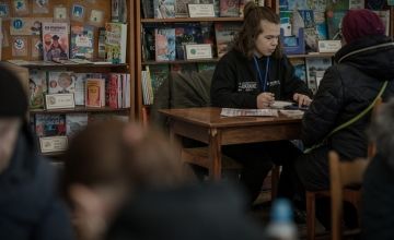 JERU staff verify internally displaced people so they can receive a cash transfer at a children’s library in Ukraine. Photo: Simona Supino/Concern Worldwide
