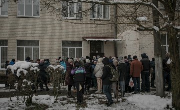 People wait to be verified so that they can receive a cash transfer. Photo: Simona Supino/Concern Worldwide 