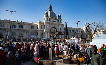 Thousands of Ukrainians evacuating via Lviv train station, March 2022