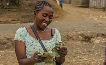Congolese woman counts her profits for the day