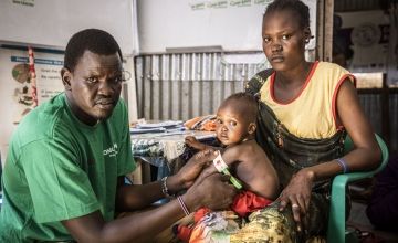 Nyahok Diew is a mother of two children, her son Teybuom Choap is four years old and her 10-month-old daughter Nyariek Choap. Nyahok brought her sick daughter Nyariek to this health care clinic, supported by Concern. Photo: Ed Ram/Concern Worldwide