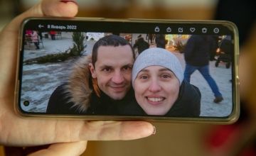 Picture of Ukrainian couple smiling on phone screen