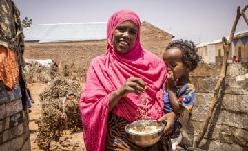 Ayaan Mahamuud Muuse (30) with her youngest child Nasriin (17 months) in Odweiyng, Togdheer, Somaliland. (Photo: Ed Ram / Concern Worldwide)
