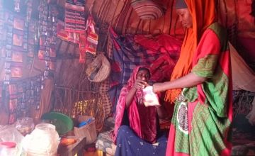 Aqila, an IDP in Baidao, Somalia, in the business she set up using cash transferred by Concern Worldwide. Photo: Concern Worldwide