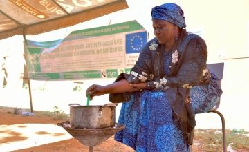 Concern's Harira Yagi gives a cooking demonstration to show households who will receive fortified flour in Tahoua how to make porridge.