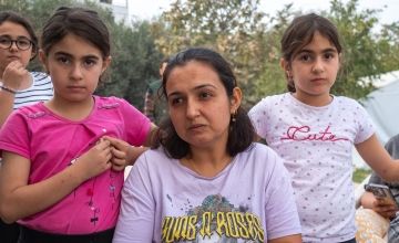 Erva*, surrounded by three of her daughters, recalls the day of the earthquakes