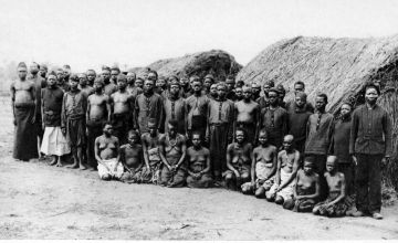 A group of forced laborers in Kinshasa, now the capital of the Democratic Republic of Congo, during Belgian colonisation. (Photo: Public Domain)