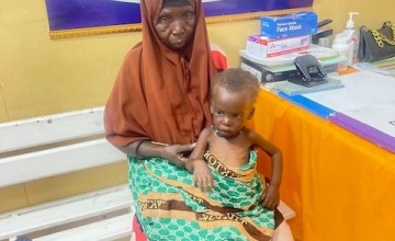 Halima being admitted (with Sadia, her grandmother) to the Caafimaad Plus health clinic, weighing just 5.7 kg. Photo: Caafimaad Consortium/Concern Worldwide