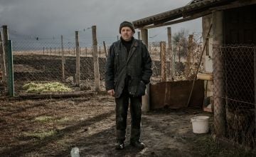 Valeriy* (60) does not want to be pitied. He is not afraid of any cold and winter, it is not the first time he has experienced it. But he is grateful for the stove. "We are Ukrainians, we will cope with everything." Hontarivka village, Kharkiv Oblast’. (Photo: Simona Supino/Concern Worldwide)