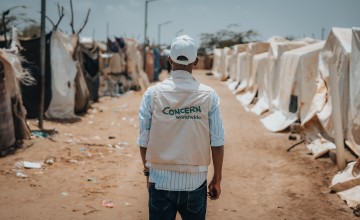 Concern staff registering people and distributing cholera kits at a camp in Yemen. (Photo: Ammar Khalaf / Concern Worldwide)