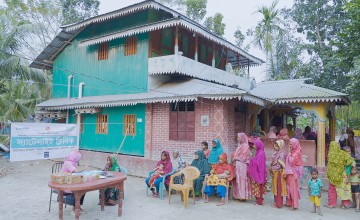 Midwives treating mothers at a satellite clinic in Bhola district. (Photo: FrameIn Productions/Concern Worldwide)