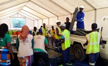 Concern Team in Nsanje assist in distributing items to 500 displaced houses sheltering in camps due to Cyclone Freddy. Items include chlorine to purify water, soap, and mosquito nets. (Photo: Concern Worldwide)