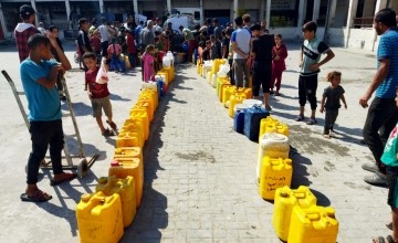 Distribution of water to internally-displaced families in Gaza. (Photo: Concern Worldwide)