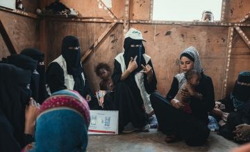 Community Health Volunteers providing a hygiene awareness session related to Cholera, in Yemen. Photo: Ammar Khalaf/Concern Worldwide