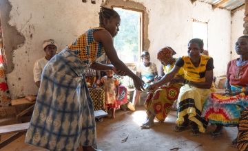 A Village Savings and Loans group distributes cash in Malawi. The Malawian kwacha has devalued over 50% against the US dollar in the last year. (Photo: Chris Gagnon/Concern Worldwide)