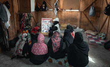 Community Health Volunteer (CHVs) delivering Cholera awareness and prevention session to Internally displaced people in Lahj Governorate, Yemen. (Photo: Aamar Khalaf/Concern Worldwide)