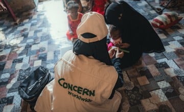 Community Health Volunteer (CHV) supported by Concern conducts home visits in the Tuban district. The CHV provides nutritional checks and health hygiene sessions for families. (Photo: Ammar Khalaf/Concern Worldwide)