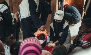 A Community Health Volunteer demonstrates correct hand washing technique during a hygiene awareness session, in Yemen. Photo: Ammar Khalaf/Concern Worldwide