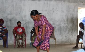 Jane Sandy discusses menstruation as part of Concern Sierra Leone's adaptive teenage pregnancy reduction project, co-run with local partner CDHR (Centre for Democracy and Human Rights). (Photo: Charlotte Woellwarth / Concern Worldwide)