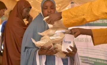 Mariama Hamidou receives 6 kilogrammes of fortified flour from Concern Niger. (Photo: Concern Worldwide)