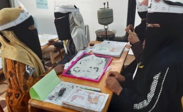 Children drawing in class in Syria 