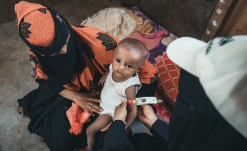 A Community Health Volunteer visits a shelter in Auteera IDP site in Tuban district. Mother Amina* and baby Sabi* receive a follow-up visit to check the Sabi's nutritional status. (Photo: Ammar Khalaf/Concern Worldwide)