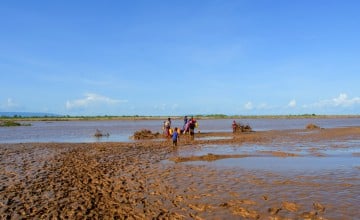 Families fetching water from Shebelle river in west imi. Shebelle river is the only water source available to the communities living in west imi. Photo:Eugene Ikua/Concern Worldwide
