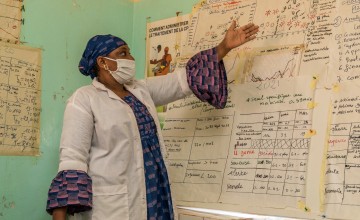 Rahila Paraizo, Head of Koweit Health Facility, presents the CMAM Surge charts during a supervision session in Tahoua, Niger. (Photo: Apsatou Bagaya/Concern Worldwide) 