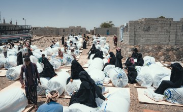 Concern team distribute shelter materials to people affected by a sandstorm that struck Al Anand IDP Camp in Tuban District, Yemen. Photo: Ammar Khalaf/Concern Worldwide