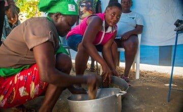 A food demonstration in Cité Soleil, Port-au-Prince, Haiti. Photo: Jon Hozier-Byrne/Concern Worldwide