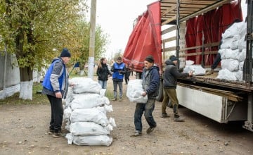 Concern Worldwide’s Ukrainian national partner ‘Angels of Salvation’ go door to door in Mykolaiv Oblast distributing winter fuel to vulnerable households. 