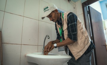 Concern Health and Nutrition Officer Saleh Hassan at the hand-washing station repaired by Concern in one of the health facilities in a remote village where Concern’s local partner, Yemen Family Care Association (YFCA), provides integrated health and nutrition services in Taiz Governorate, Yemen. (Photo: Concern Worldwide)