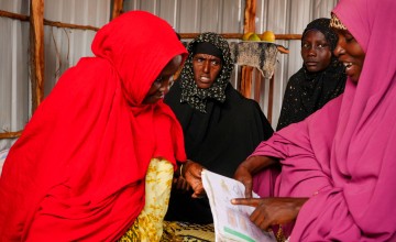 Shinda Abdulahi with a group of women