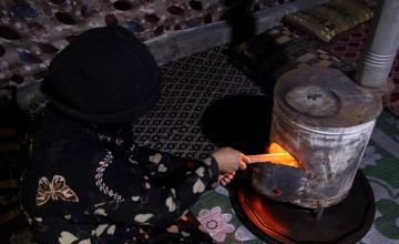 Samira* lights a fire in an attempt to stay warm Photo: Concern Worldwide